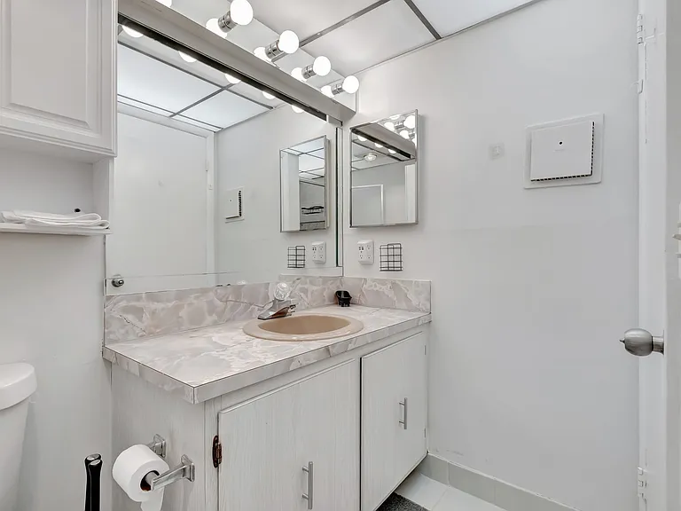 481 Burgundy St #K — Photo 16