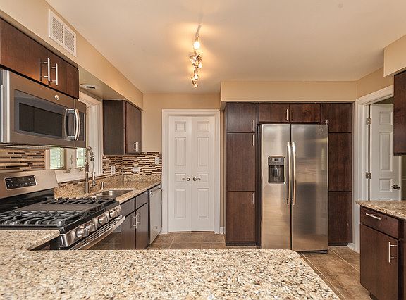 4th image of 1447 Heather Hill Cres