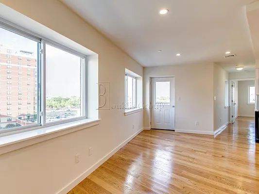 Rented by Bouklis Group | media 10