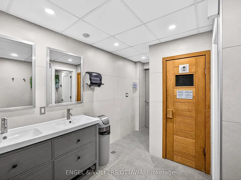 160 George St #2404 — Photo 45