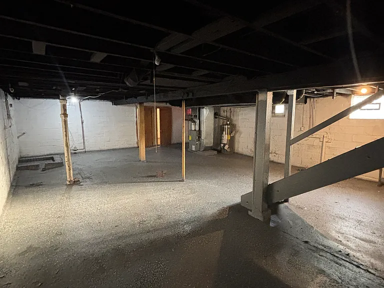 837 Leonard St — Photo 14