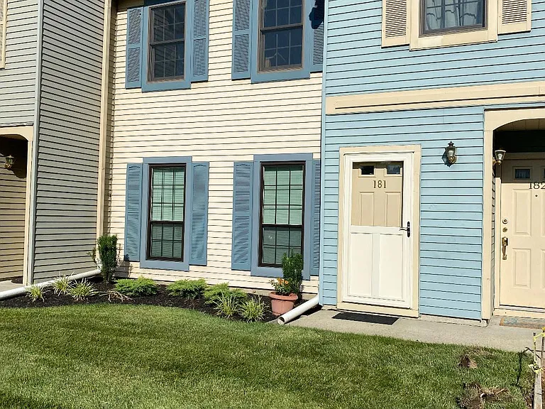 181 Wyndham Pl — Photo 2