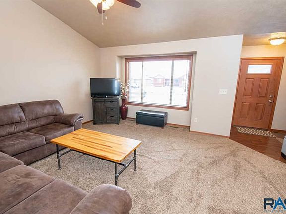 5th image of 3612 E Brewster St