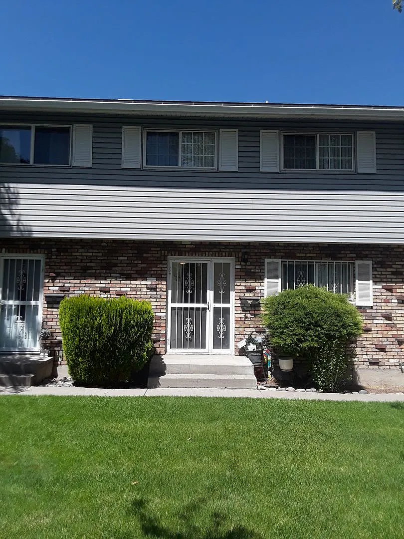 Central and updated 3 bedroom 1.5 bath townhome — Photo 1