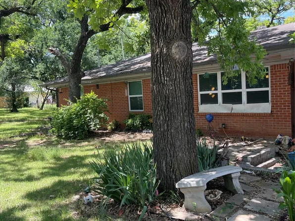 1005 Gary St, Bridgeport, TX 76426