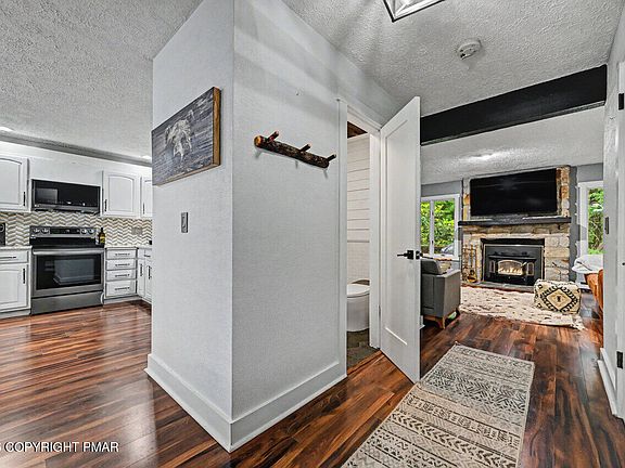 3rd image of 1015 Crestwoods Dr