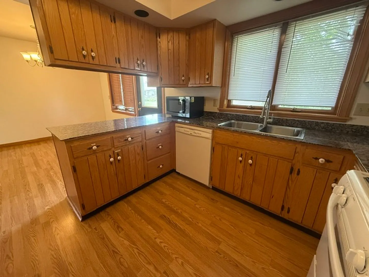 3202 Chatham Dr — Photo 4