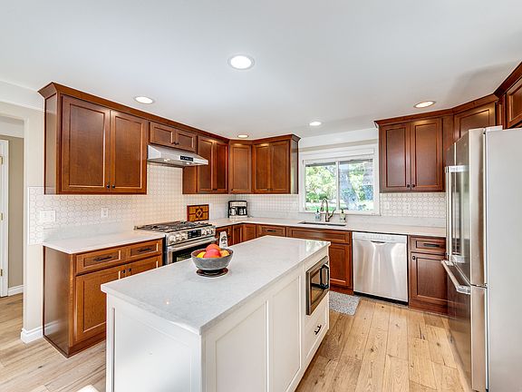 4th image of 11185 Meadowlark Ln NE