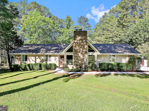 180 Willow Lake Ln, Sharpsburg, GA 30277