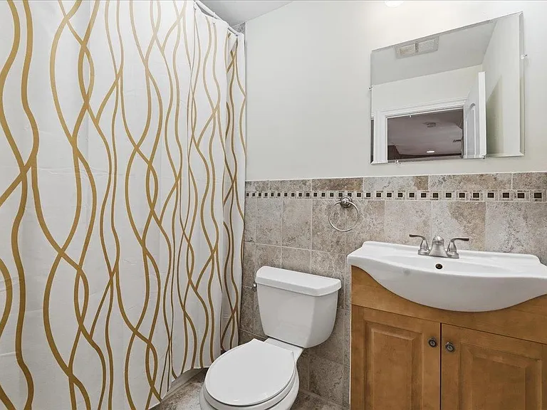 90 Court House Pl #2R — Photo 6
