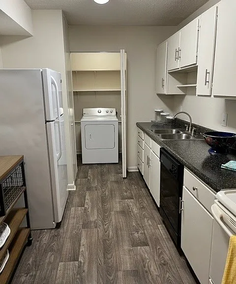 Country Club Apartments — Photo 16