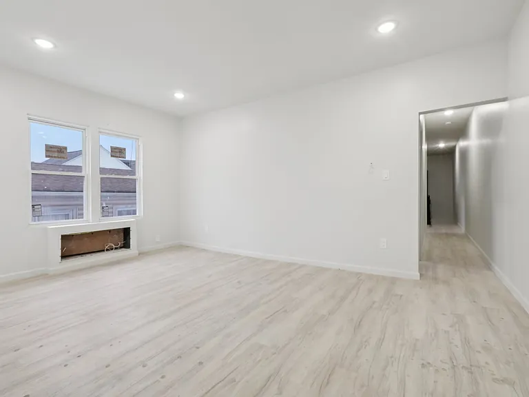 540-542 E 25th St #1A — Photo 9