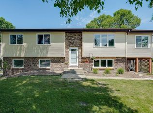 3458 Pilgrim Ln N, Plymouth, MN 55441