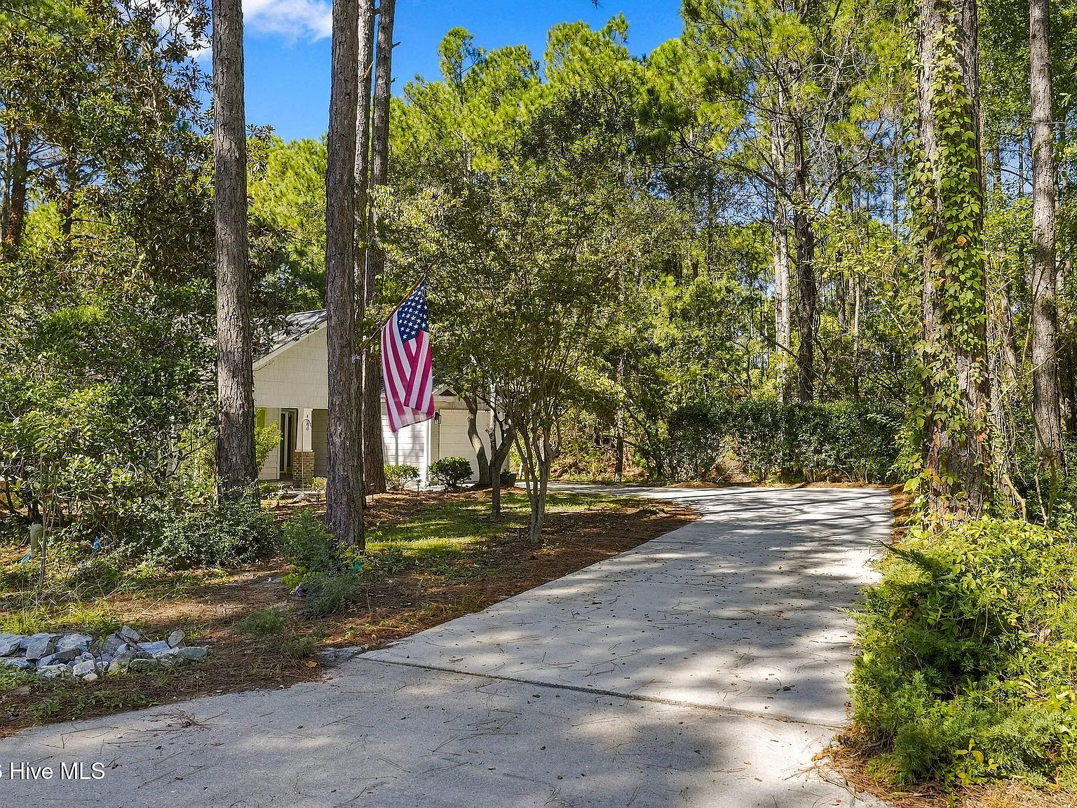 3 bed, 2.0 bath, 1412 sqft, $2,200 — Photo 2
