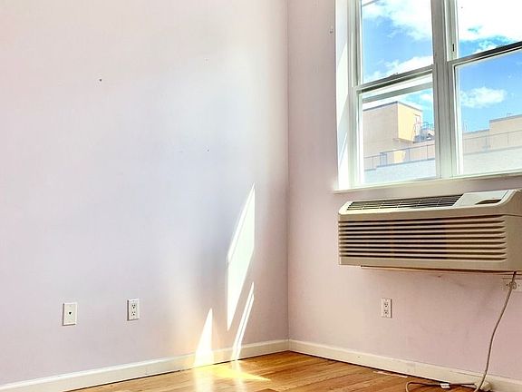 5th image of 36A Meserole St #3B