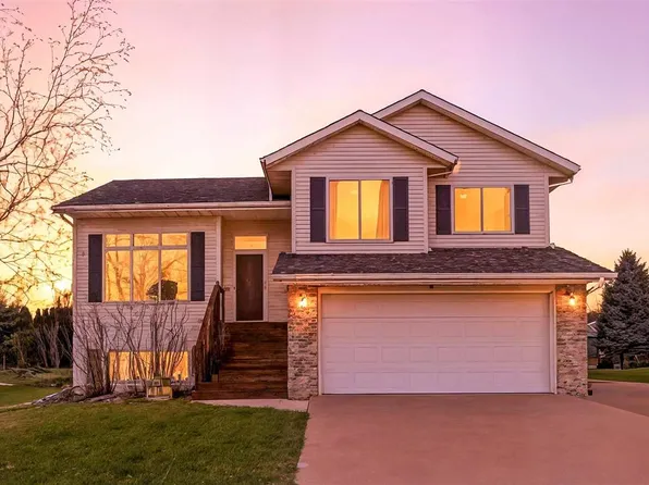 760 Fairview Ln, North Liberty, IA 52317