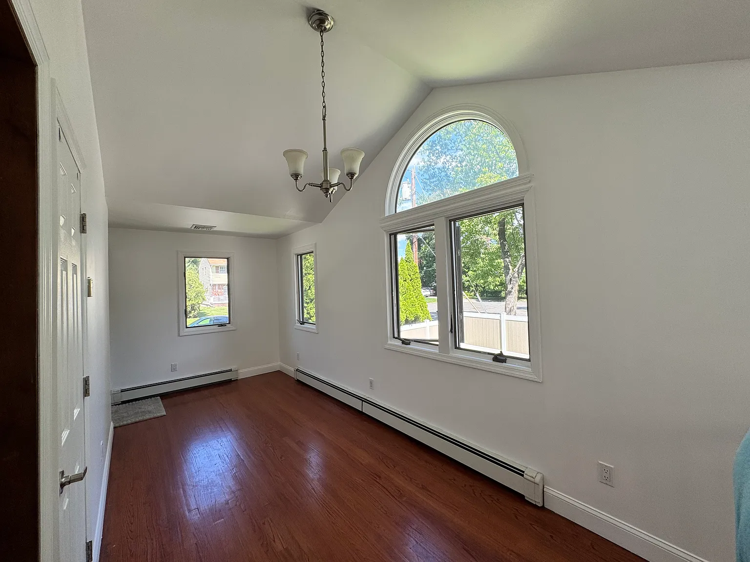 3 bed, 1300 sqft, $3,500 — Photo 2