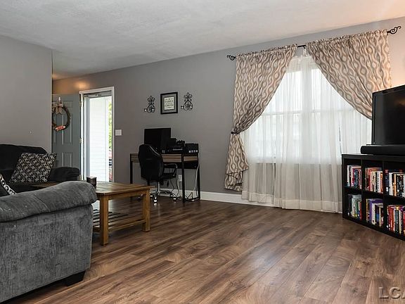 5th image of 2421 Woodlawn Ln