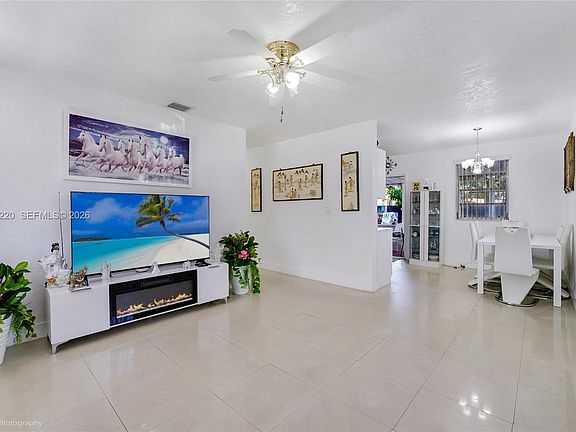 4th image of 860 SE 7th Ave