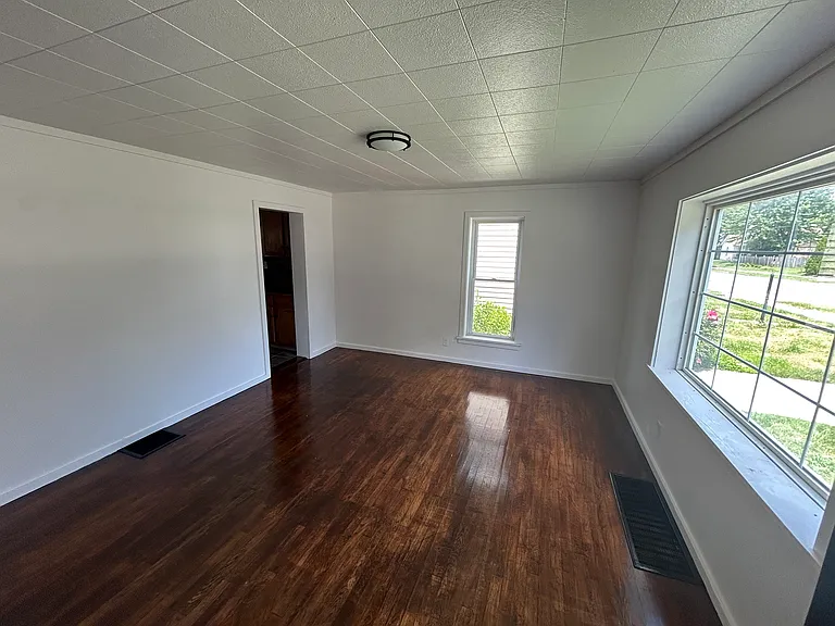 381 Woods Ave — Photo 2