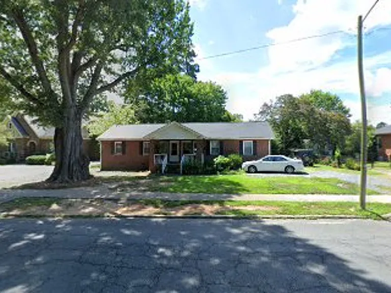 712 Eden Ter — Photo 1