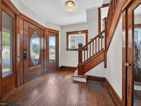 5th image of 703 W Main St
