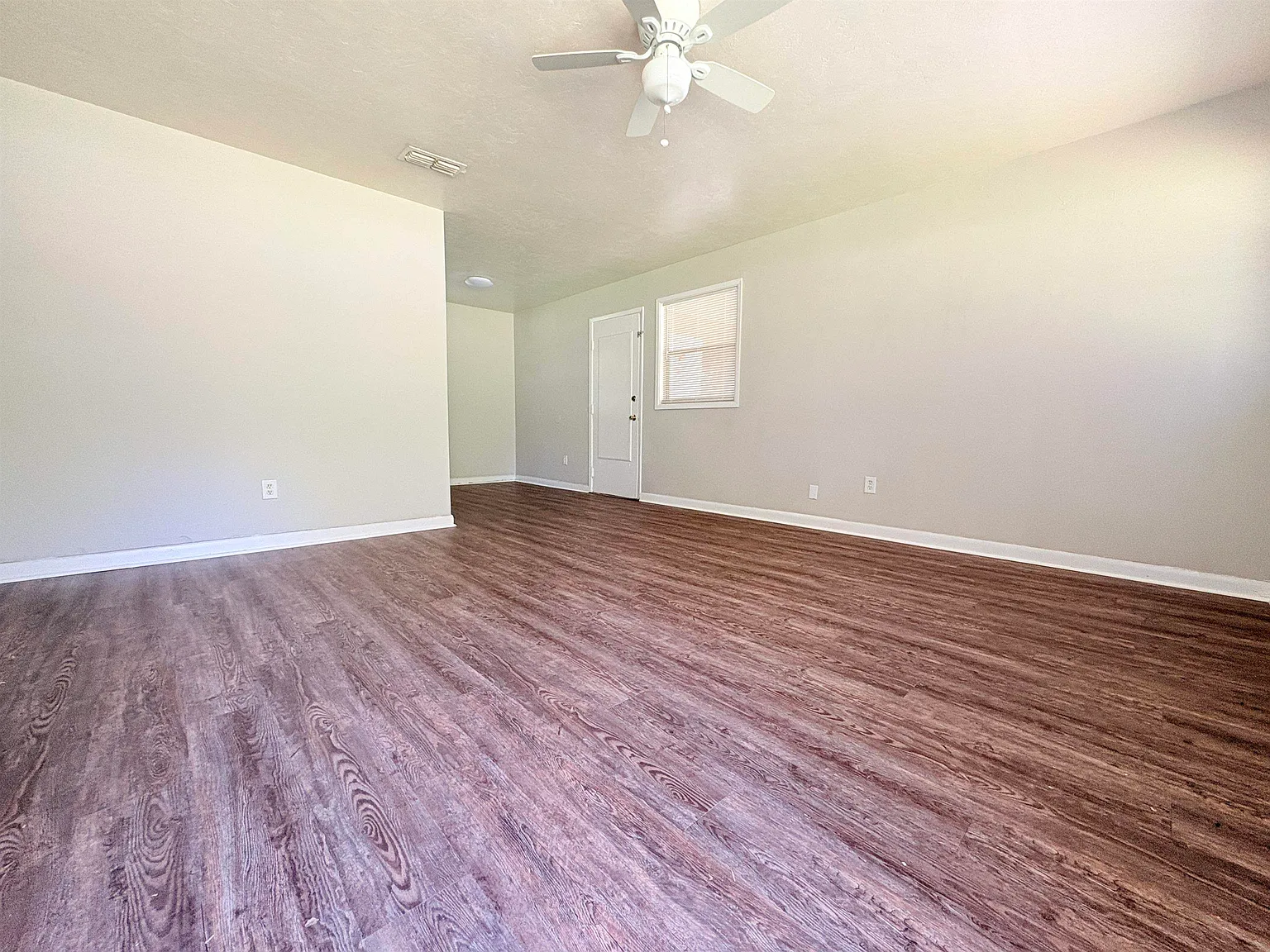 3 bed, 864 sqft, $1,295 — Photo 2