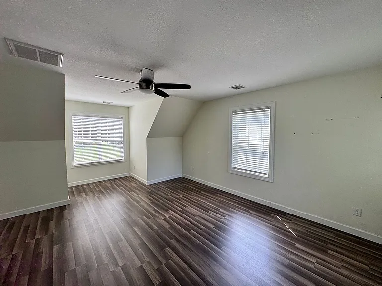 113 Crocker St — Photo 16