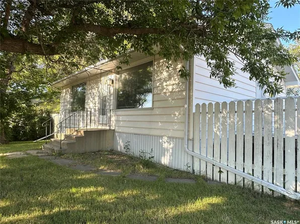 320 Government ROAD, Weyburn, SK S4H 2A8