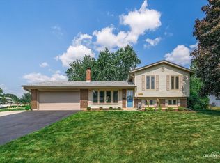 8202 Northway Dr, Hanover Park, IL
