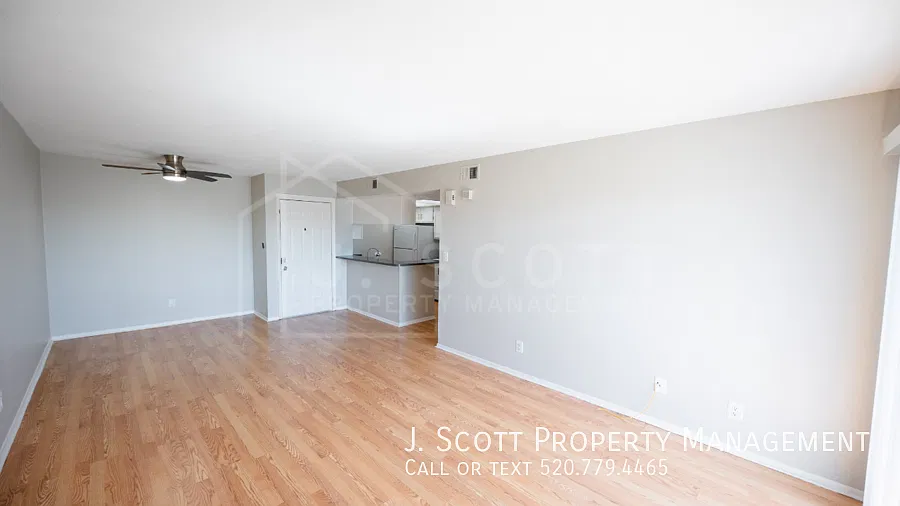 Fresh and Stylish: 2-Bedroom Townhouse Near Glendale's Top Amenities — Photo 3