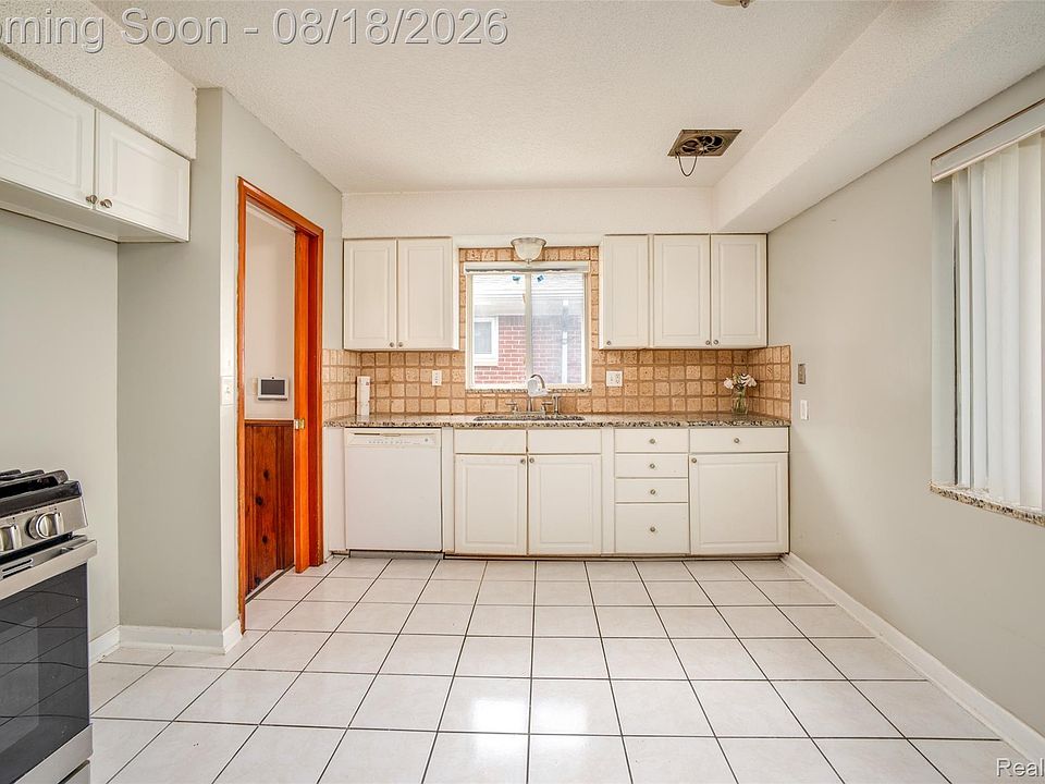 16786 Sprenger Ave, photo 8