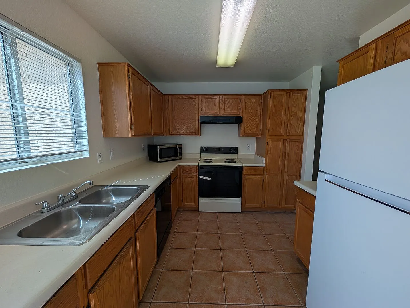3 bedroom, 2 bath home in Stonecrest, ready to move in. — Photo 3