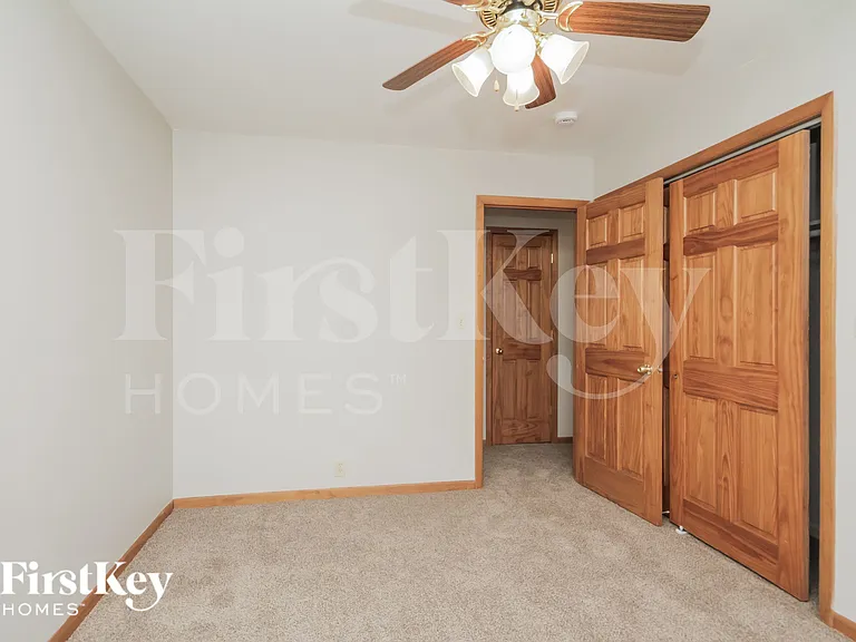 422 Granville Ave — Photo 8