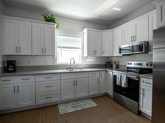 Extra large kitchen with everything you need. Fully stocked, new appliances, blender, coffee maker, microwave, ice maker, seasonings, dishware and utensils.