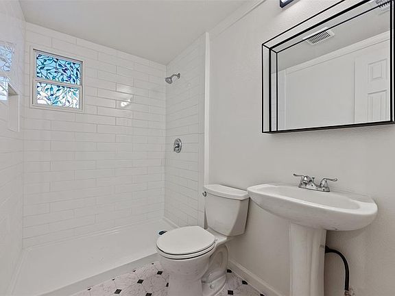 4th image of 901 Valdez St APT A