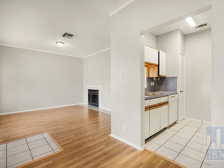 2804 Rio Grande St #303 — Photo 8