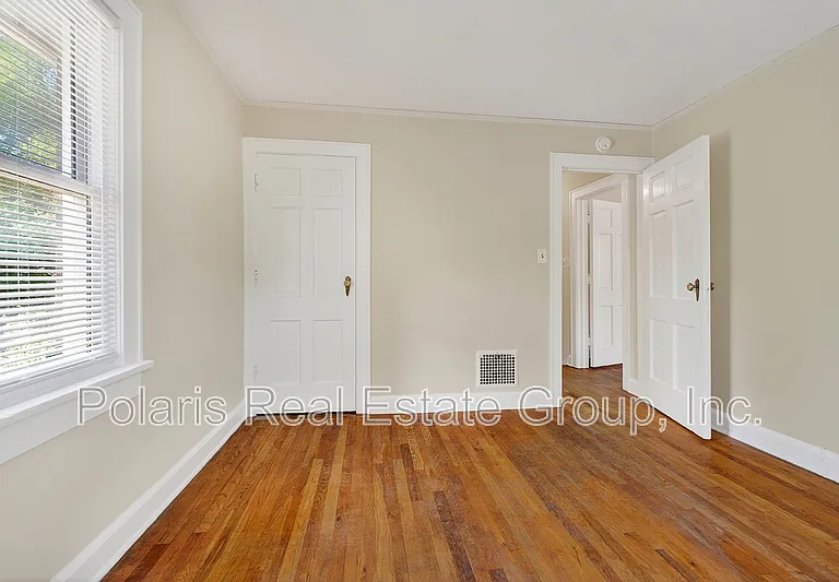 717 E 60th St — Photo 16