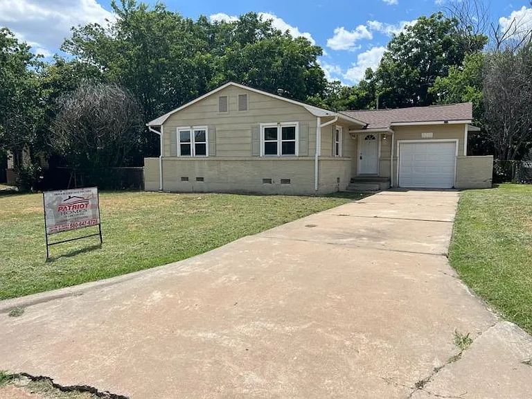 2316 NW 38th Pl — Photo 2
