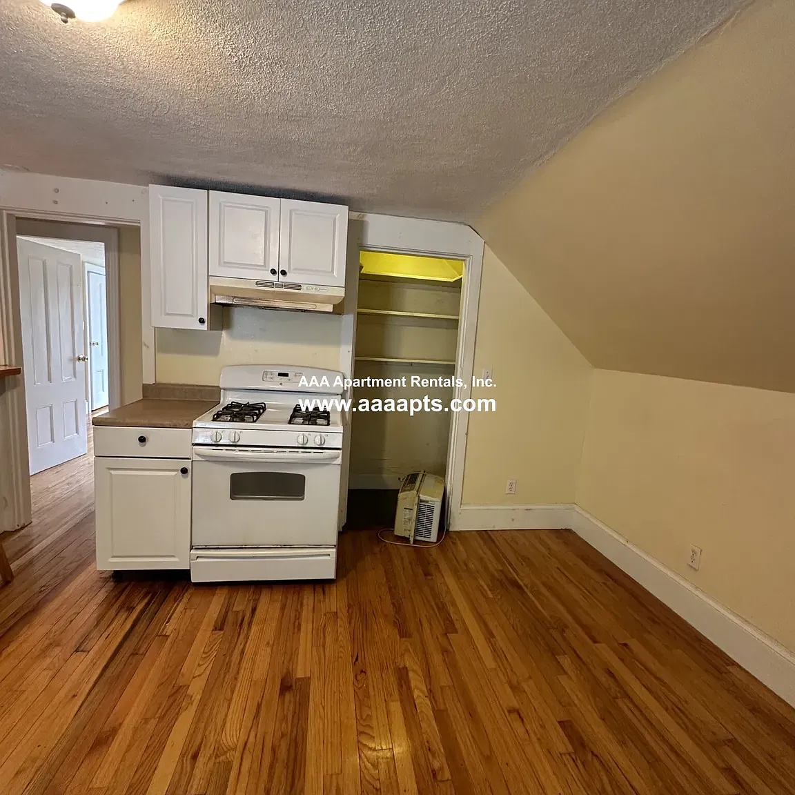 1 bed, 999 sqft, $1,900 — Photo 3
