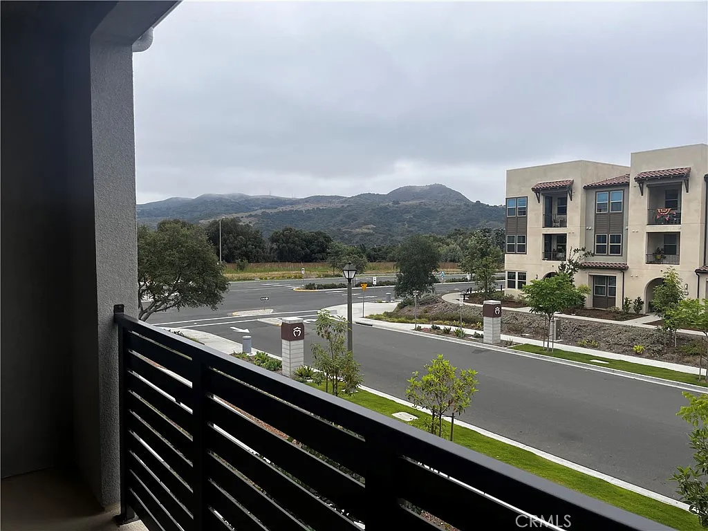 2 bed, 2.5 bath, 1300 sqft, $4,250 — Photo 4