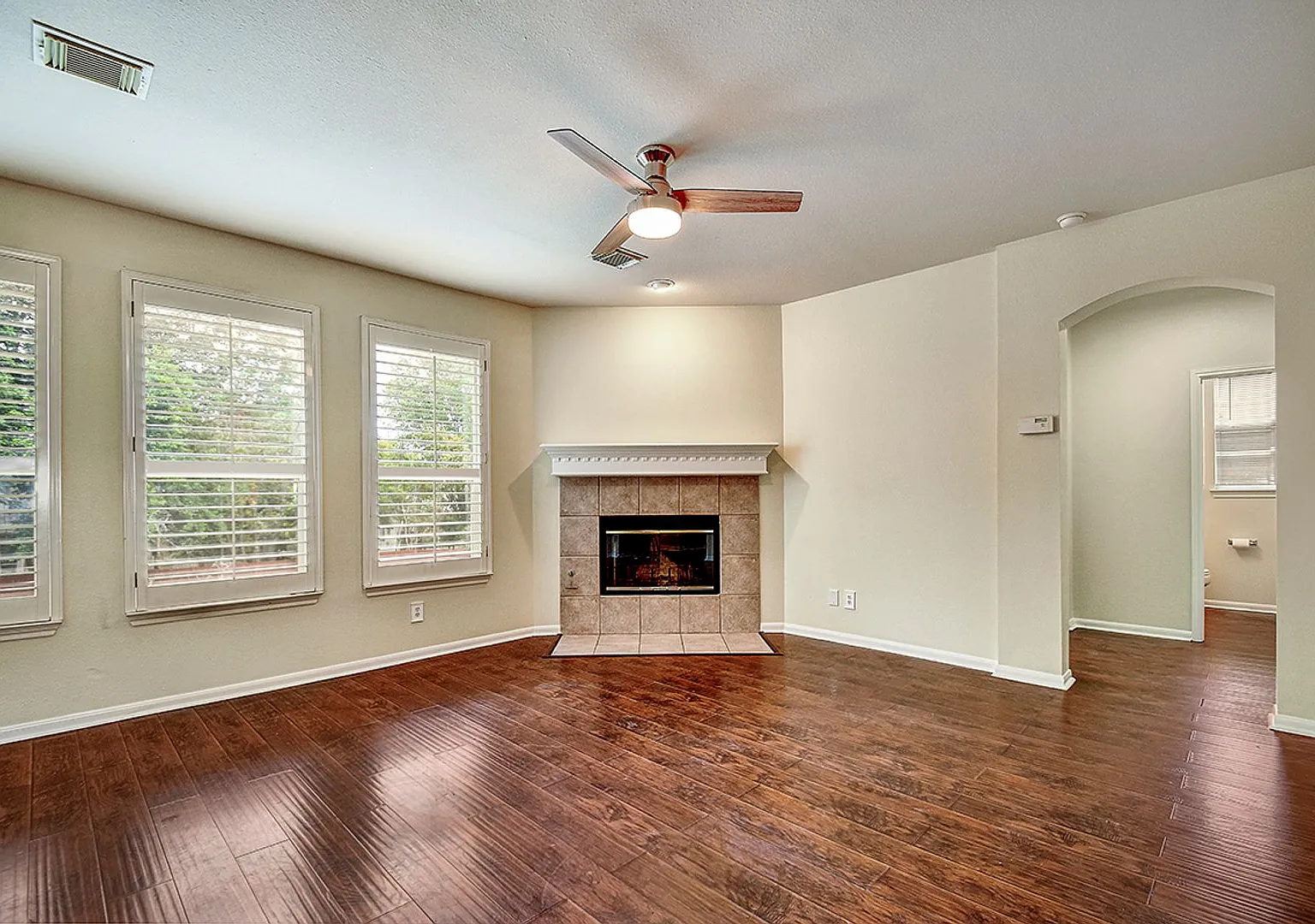 Beautiful and impeccably maintained traditional home located in the highly desirable Waters at Ca... — Photo 3