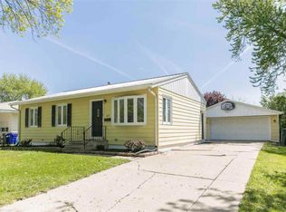 417 Cherry Hill Rd NW, Cedar Rapids, IA 52405