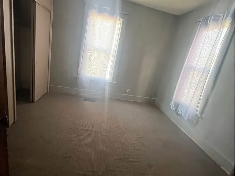 1009 E Washington St — Photo 5