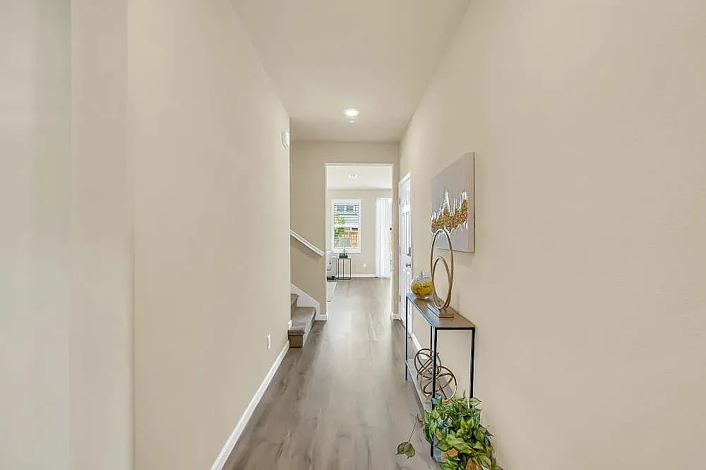 5 bed, 2222 sqft, $4,390 — Photo 3