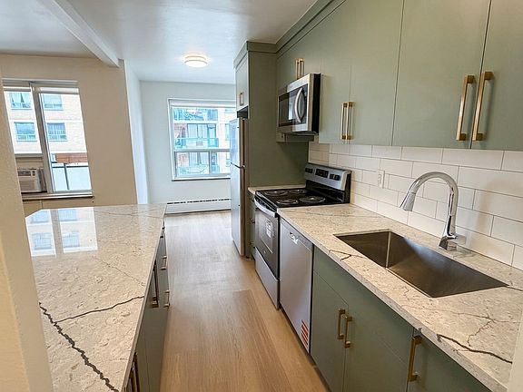 3rd image of 420 Eglinton Ave E #204