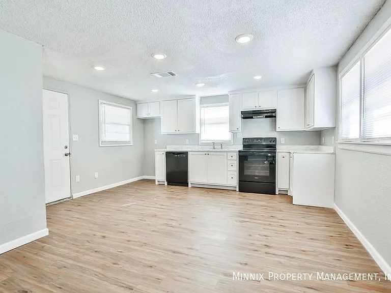1300 S 11th St — Photo 14