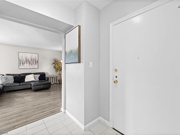 4th image of 15925 Van Aken Blvd APT 206E