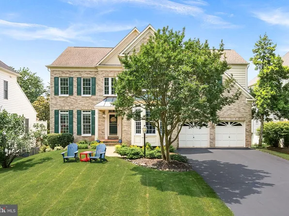 25781 Planting Field Dr, Chantilly, VA 20152