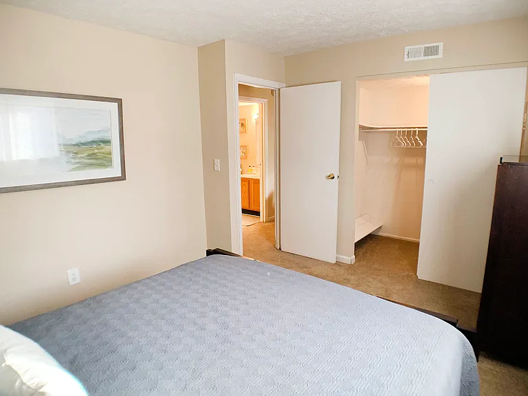 Oakwood Apartments — Photo 40